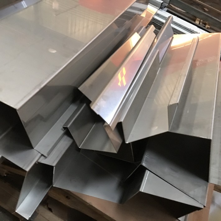 不銹鋼家居裝飾構(gòu)件的應(yīng)用 定制圓形包邊柱、踢腳線與排水檔條